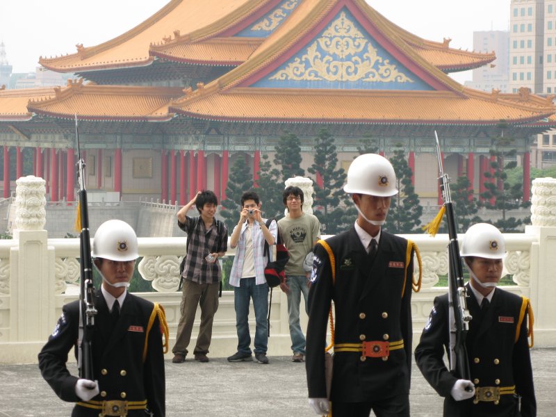 guards chiang kai-shek memorial taipei