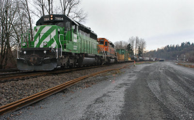 BNSF 7904 leading a stationary southbound train