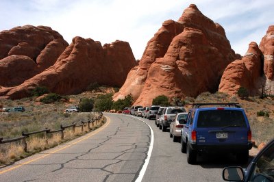Crowded trailhead parking area