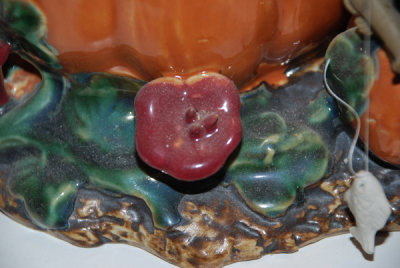 detail on pencil holder.jpg