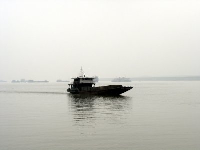 Barge traffic Yangtze.jpg