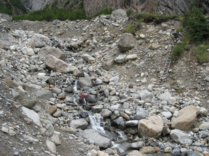 Sheila crossing ravine between Campamento Paso and Campamento Los Guardas