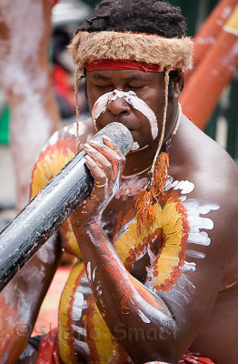 Les: aboriginal didgeridoo player