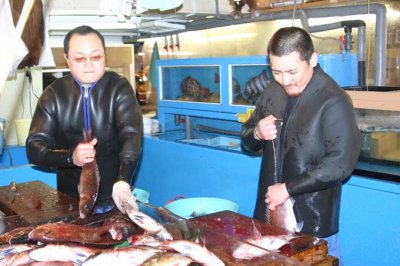 TSUKIJI FISH MARKET - CLEANIN' UP.JPG