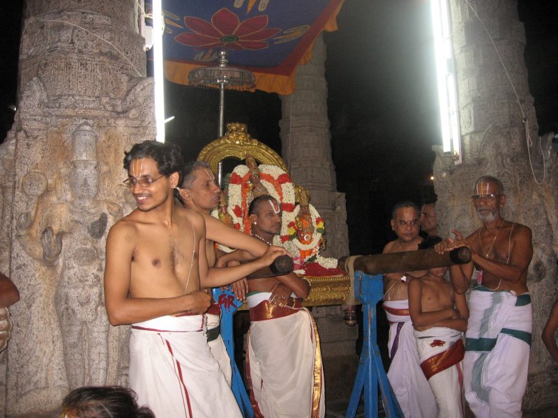 pEar aruLALan waiting for ANDAL mAlai.jpg
