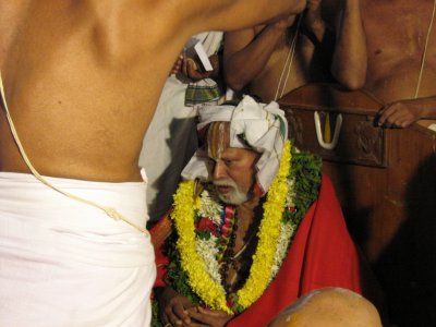 H H Rangapriya Swami receiving mariyadai
