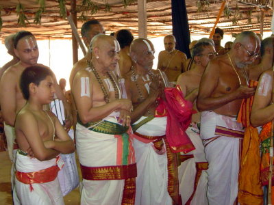 SrI ESB swami, after being honoured with the title -ubhayavEdAnta ratnAkara.JPG