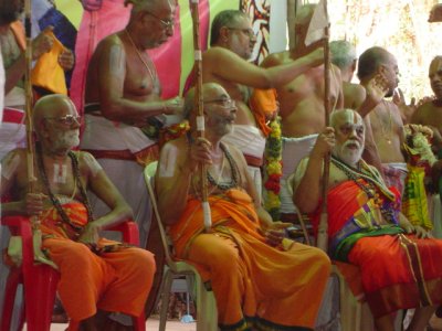 Thirukkurungudi Jeeyar Swami, Alwarthirunagari  Emperumanar Jeeyar Swami, Koil Sriranga Narayana Jeeyar(L-R).JPG