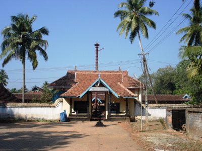 Thirumoozhikulam E.Gopuram.JPG