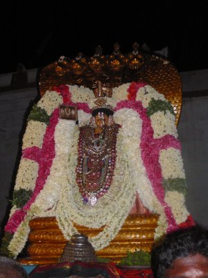 Thirumbugaal at Sannidhi entrance.JPG