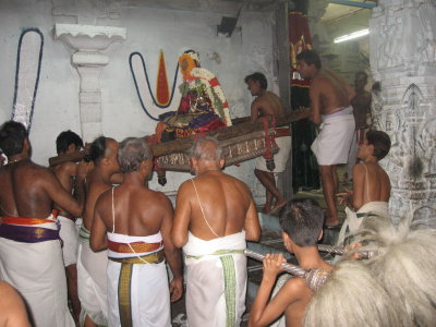 Sri ANDAL ascending the altars of DhEVAThir RajAn.jpg