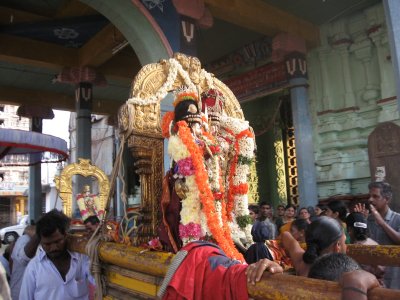 Sri ANDAL is in right side of perumAL.jpg