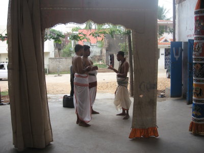 Sri Mudhali ANDAn svami with sishyAs.jpg