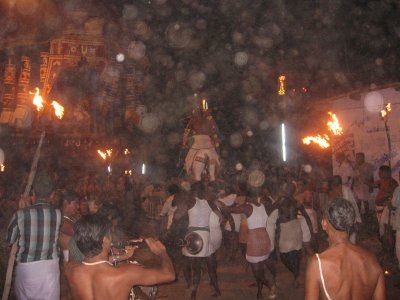 PerumAL jumping on the Kudhirai nampiran-vaiyALi flying past fire torches(theevatti).jpg