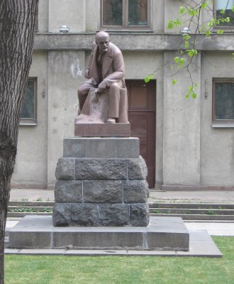 Lenin on Tverskaya Street in front of Mayor Luzhkov's office, Moscow