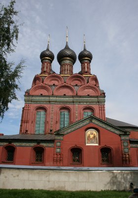 Note all of the ceramic accents, Yaroslavl specialty