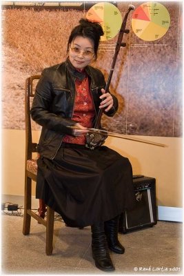 Shen Qi jouant du Erhu