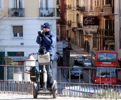 Fotógrafo motorizado en el Templo de Debod