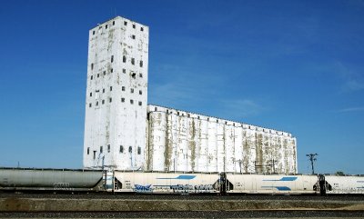 railcars and silo