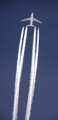 747 contrails at 41000