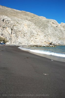 Perissa, Black beach