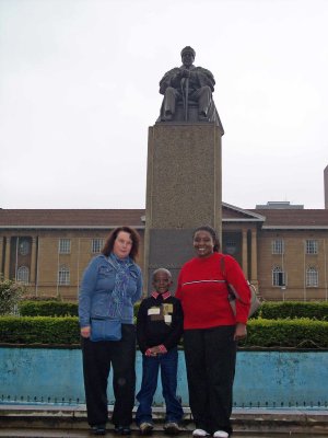 S N and H at Kenyatta statue-2552