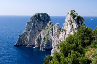 The three rocks (i Faraglioni) that hug Capri