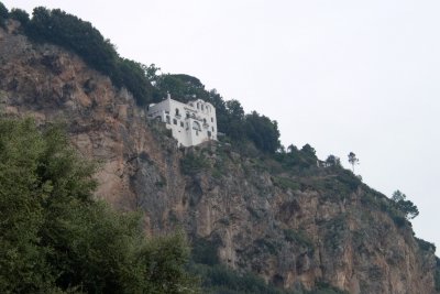 The first day's walk is a loop that takes us down to Atrani and Amalfi
and then back to Ravello. Below Ravello's Villa Cimbrone we catch sight
of Gore Vidal's (former?) house