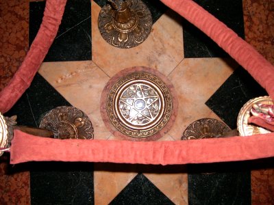 Embedded in the floor in the centre of the main hall is a replica 25 carat (5 g) diamond, which marks Kilometre Zero for Cuba. The original diamond, said to have belonged to Tsar Nicholas II of Russia and have been sold to the Cuban state by a Turkish merchant, was stolen on 25 March 1946 and mysteriously returned to the President, Ramn Grau San Martn, on 2 June 1946 . It was replaced in El Capitolio by a replica in 1973.