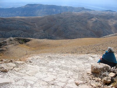 Resting on the way up to the large tumulus<br>Antiochos I built to commemorate himself.