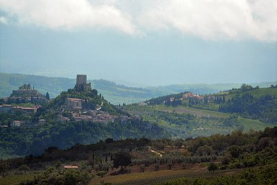 <a href=http://tinyurl.com/2s3n7p target=_blank>Rocca dOrcia</a> and Castiglione dOrcia, seen from the road