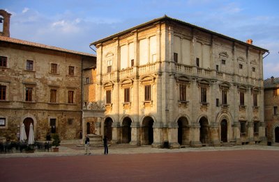 Palazzo Tarugi, with well (1520) in front