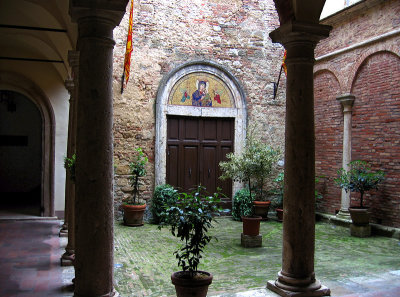 Courtyard at the entrance of Hotel Il Riccio