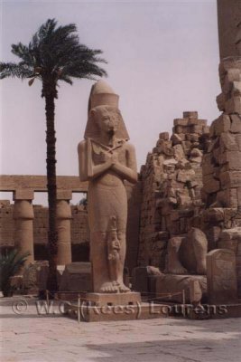 Beeld van Ramses II in de Karnak tempel in Luxor /
Statue of Ramses II at the Karnak temple in Luxor.