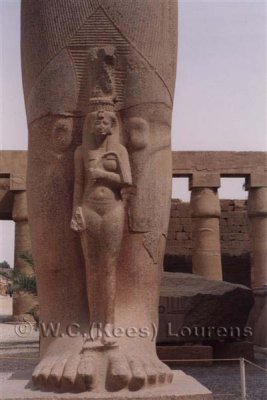 Beeld van Ramses II in de Karnak tempel in Luxor, op zijn voeten Nefertari of Bint-Anath /
Statue of Ramses II at the Karnak temple in Luxor, at his feet Nefertari or Bint-Anath.