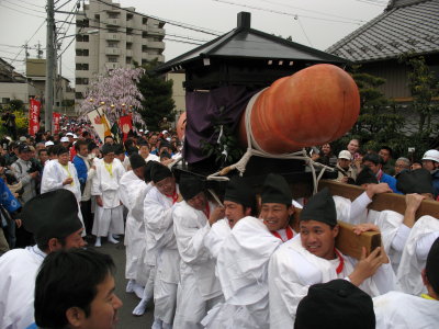 Bringing the palanquin forward