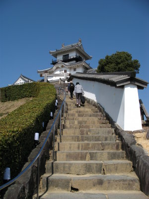 Ascending the steps to Kakegawa-jō