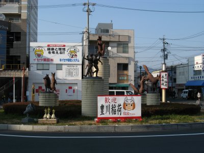 Oinari-san statues outside Toyokawa-eki