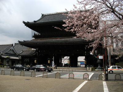 April outside Higashi Hongan-ji