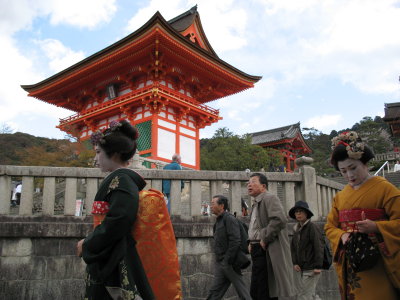 Maiko-san outside Kiyomizu-dera