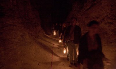 016 People with candle lanterns in Left Hand Tunnel_9024Cr2Lce7Sshrp58-0.3`0610171055.jpg