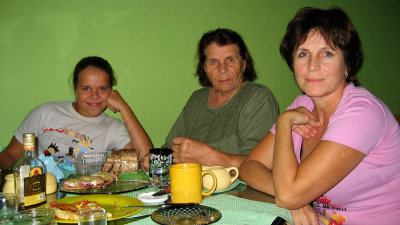 Тоня, Люда и ее мама