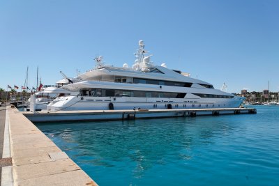 Un joli yacht dans le port