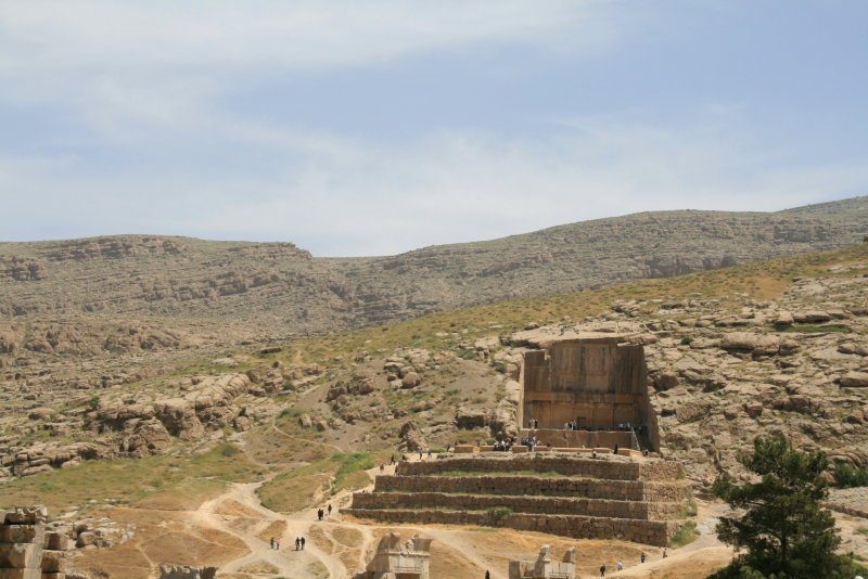 Tomb of Ardeshir III overlooking Persepolis.<br/> Het graf van Ardeshir III met uitzicht op Persepolis.