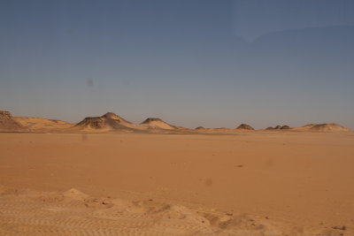 The way back to Aswan across the untouched desert. - Terug naar Aswan door de ongerepte woestijn