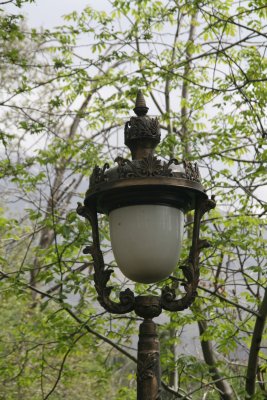 Ornate street lights near the white palace - Sierlijke verlichting in de omgeving van het zomerpaleis.