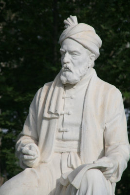 Statue of Ferdowsi, famous Iranian poet - Standbeeld van de beroemde dichter Ferdowsi.