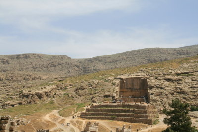 Tomb of Ardeshir III overlooking Persepolis. Het graf van Ardeshir III met uitzicht op Persepolis.