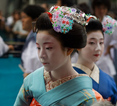 maiko in blue