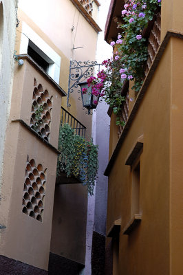 El Callejon del Beso (Alley of the Kiss)
